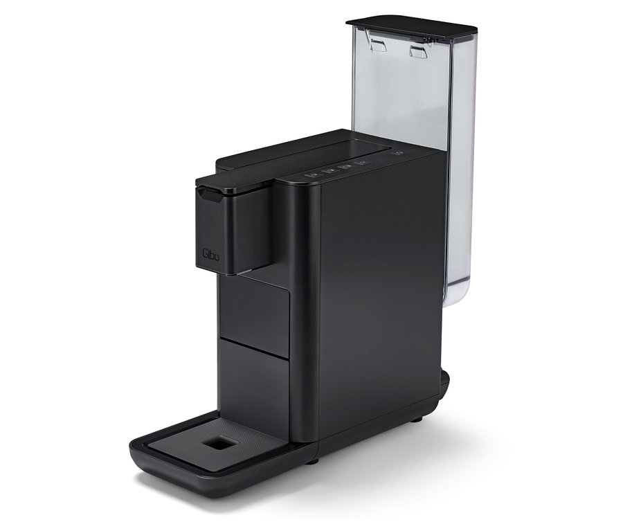 Schwarze Qbo ICONIC Dark Chrome Kaffeemaschine.