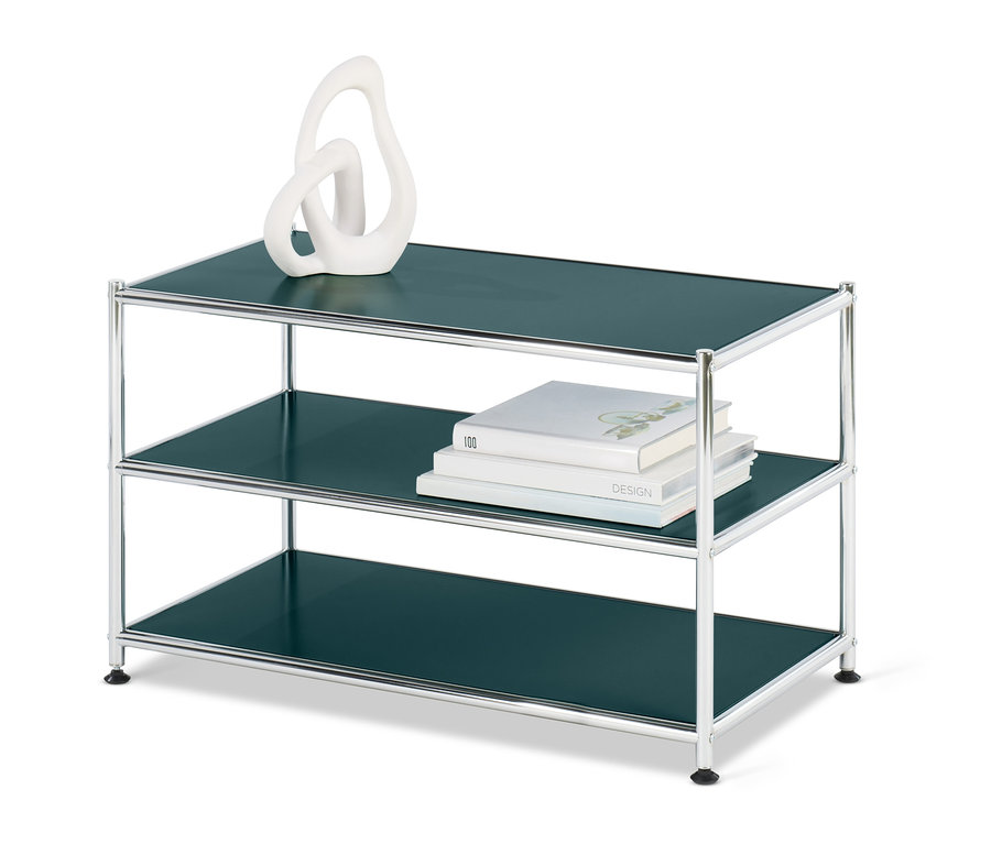 Offener Couchtisch »CN3« mit drei Ablagen, auf der obersten Ablage befindet sich eine weiße Dekoration, auf der mittleren Ablage liegen drei Bücher.