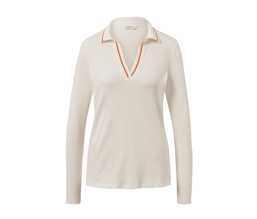 Ein cremefarbenes, geripptes Poloshirt mit langen Ärmeln und orangefarbenem Ausschnitt.