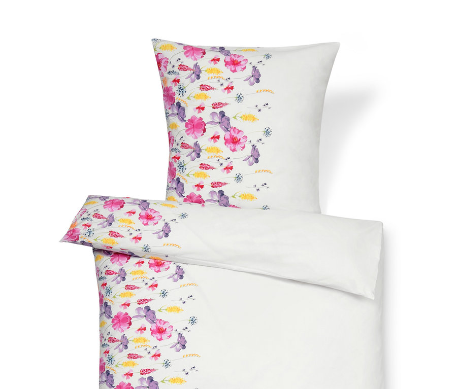 Weiße Bettwäsche mit Blumenmuster. Es handelt sich um Premium-Baumwoll-Bettwäsche.