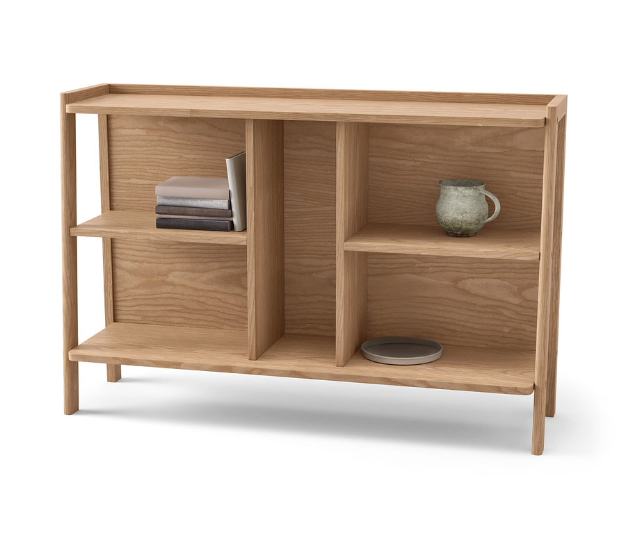 Sideboard aus braunem Holz mit Büchern, Tasse und Teller.