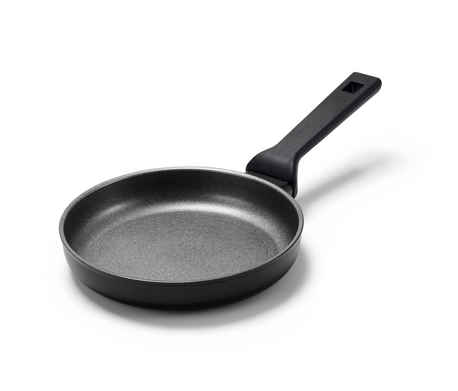 Eine Profi-Aluminium-Pfanne, ca. 20 cm Durchmesser, auf weißem Hintergrund.