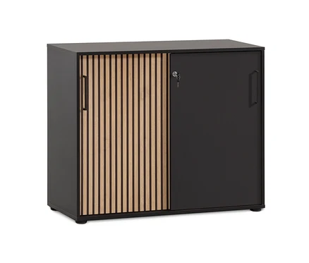 Ein schwarzer Aktenschrank »Hank« mit Lamellentür auf der einen Seite und einem Schlüssel im Schloss auf der anderen Seite.