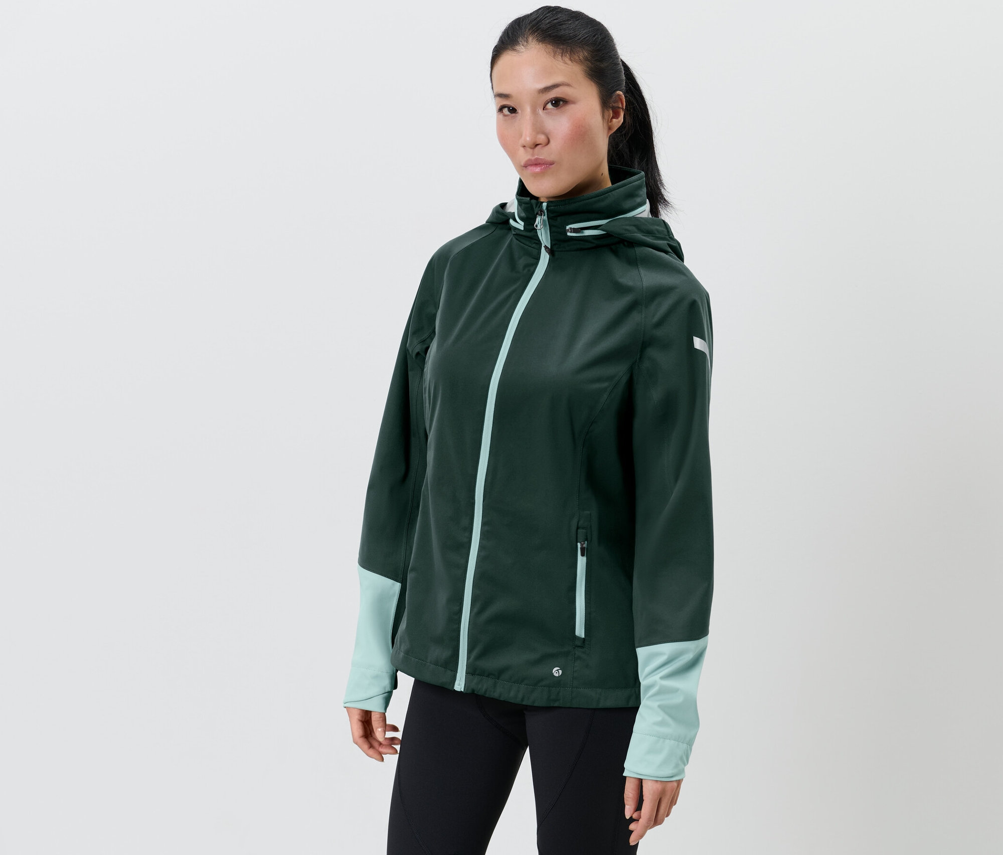 Frau trägt eine Rad-Regenjacke.