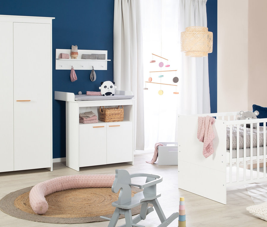 Kinderzimmer mit weißem Schrank, Wickeltisch und roba »Anton« Kombi-Kinderbett, 70 x 140 cm.