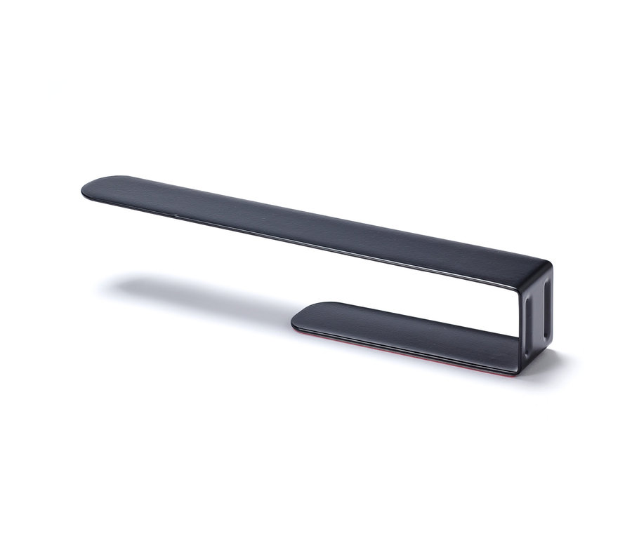 Ein schwarzer Handtuchhalter auf einem weißen Hintergrund.