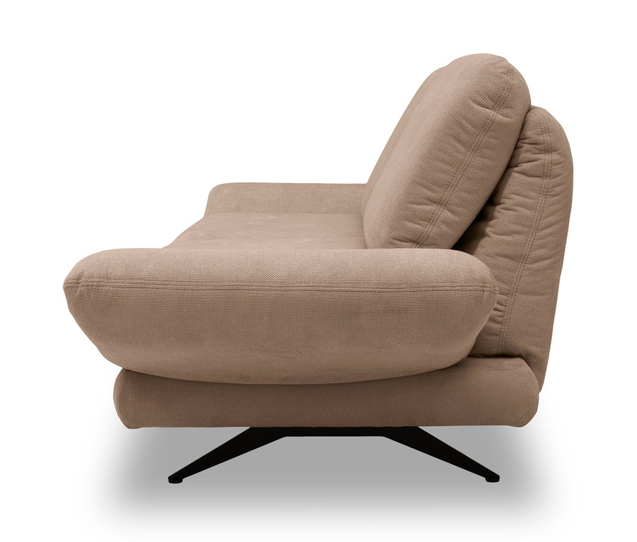 Ein sandfarbenes DOMO collection 2-Sitzer »Saletto« Sofa mit Bumerang-Fuß.