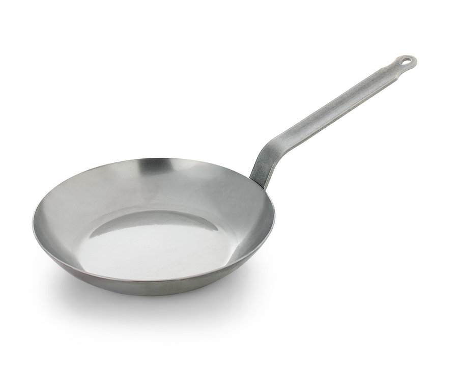 Eine Eisenpfanne auf weißem Hintergrund.