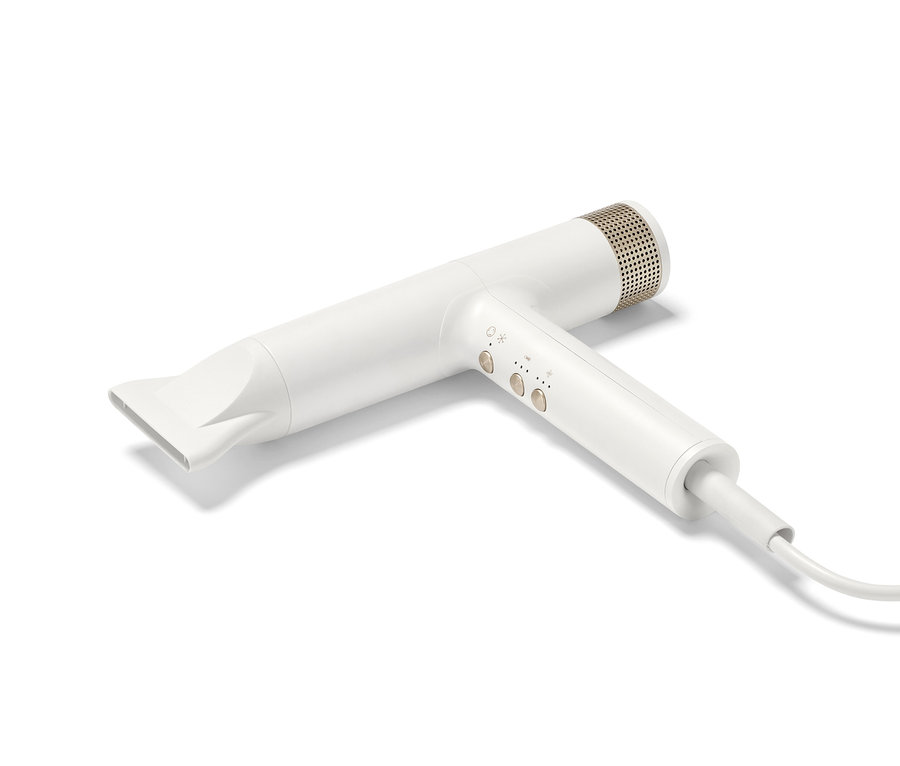 Ein weißer Premium Haartrockner mit neuer Trocknungstechnologie liegt auf einem weißen Hintergrund.