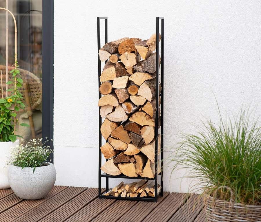 Ein Stahl-Kaminholzregal »Porthos« ist mit Holzscheiten gefüllt.