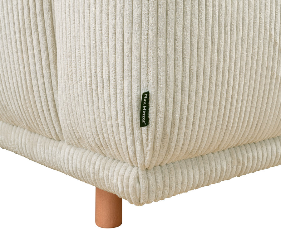 Detailansicht des cremefarbenen Ecksofas »Penelope« mit Longchair links.
