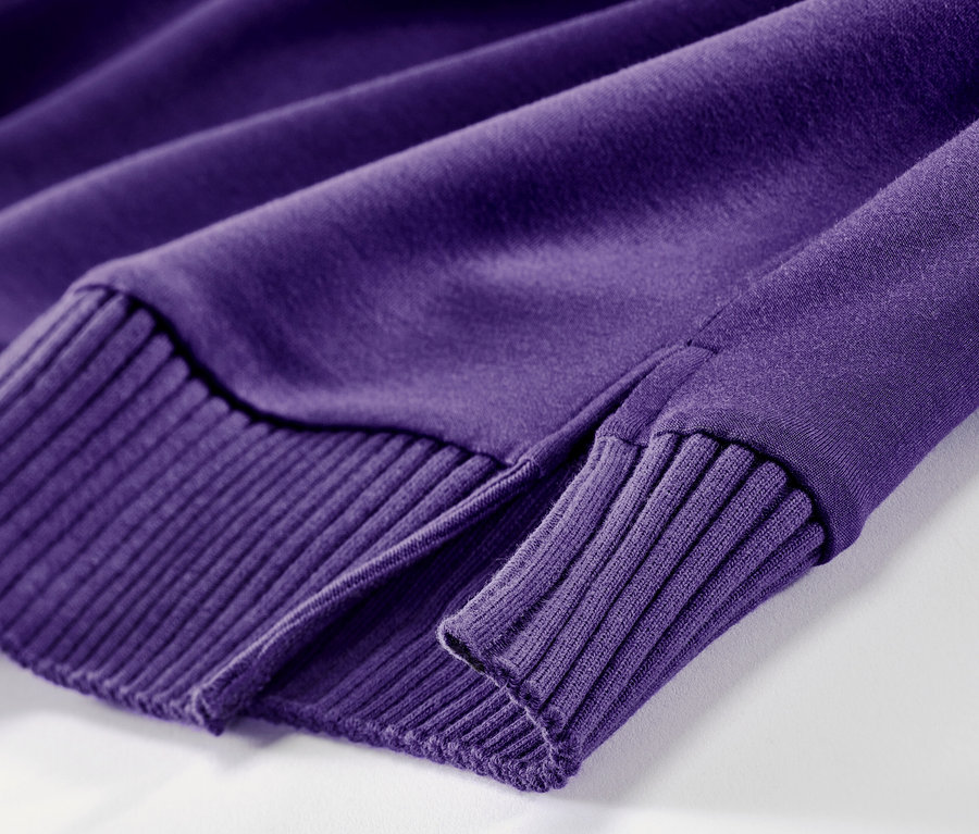 Detailansicht eines lila Sweatshirts mit Stehkragen.