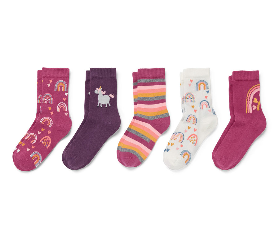 Fünf Paar rosa Socken mit verschiedenen Mustern.