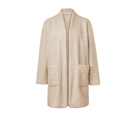 Ein beiger Teddyjacke mit langen Ärmeln und Taschen.