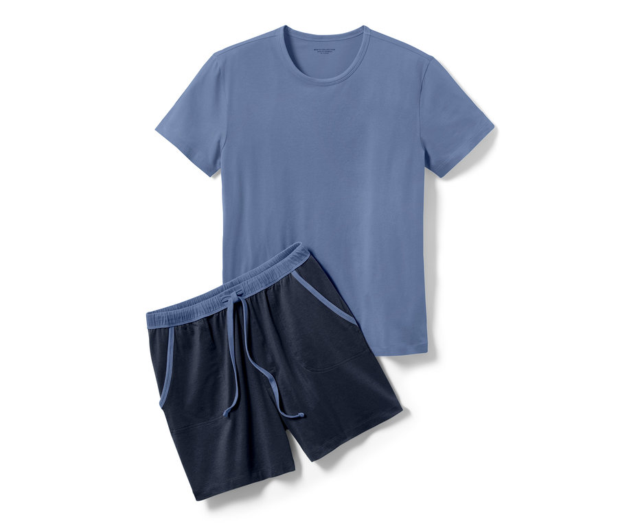 Ein blauer Shorty-Pyjama mit Modal liegt auf einem weißen Hintergrund.