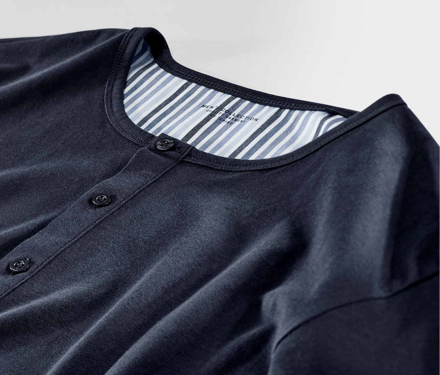 Detailaufnahme eines Pyjamas mit gewebter Hose.