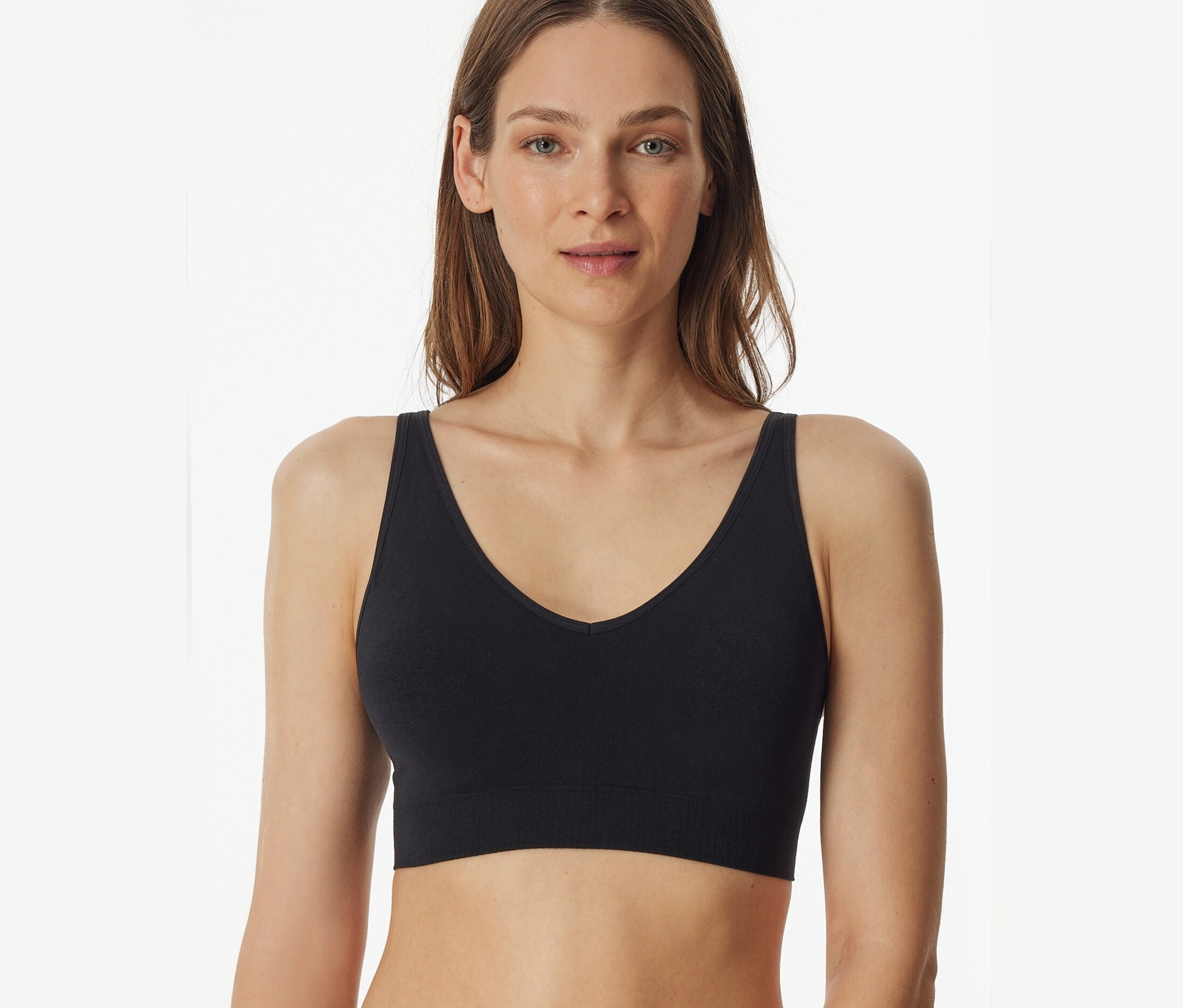 Frau trägt einen schwarzen SCHIESSER Soft BH mit Pads.