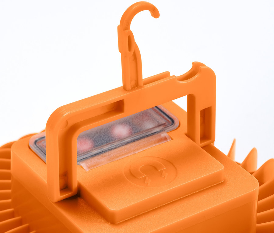 Detailansicht eines orangefarbenen 2-in-1-LED-Ventilators mit Haken.