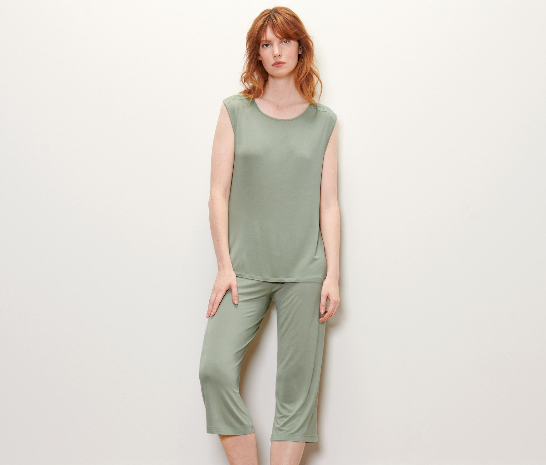 Frau posiert in grünem Pyjama.