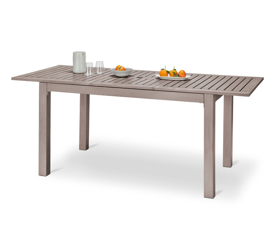 Ausziehtisch »Leira« mit Sonnenschirm-Aussparung mit Vase, Gläser und Obst darauf.