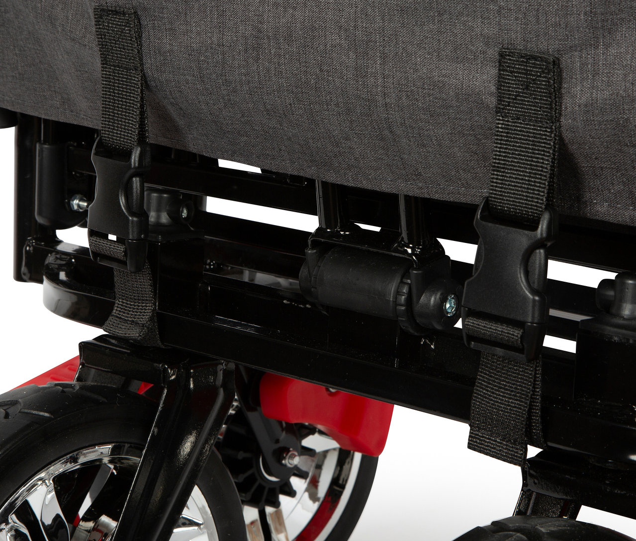 Detailansicht eines small foot Bollerwagens mit Dach und Regencover, mit schwarzem Rahmen und grauer Stoffabdeckung.