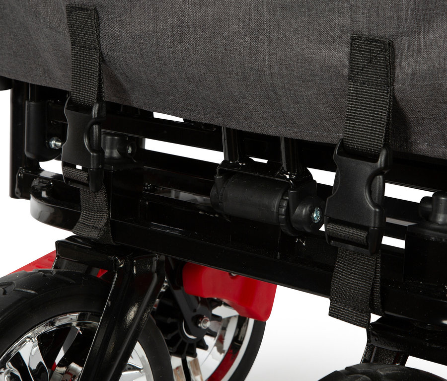 Detailansicht eines small foot Bollerwagens mit Dach und Regencover, mit schwarzem Rahmen und grauer Stoffabdeckung.