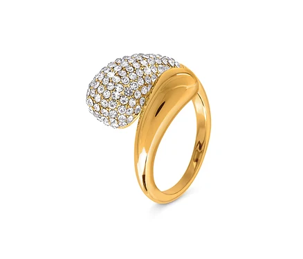 Goldener Ring mit ovalem Schmuckstein, der mit klaren Kristallen besetzt ist.