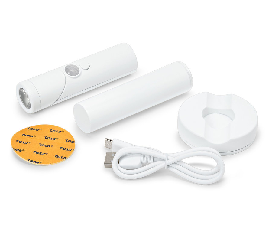 Ein Set aus einer weißen LED-Lampe, einem Ladekabel, einer runden Basis und einer Klebefläche.