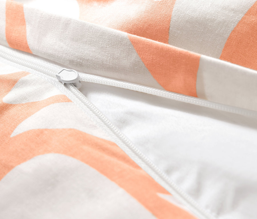 Detailansicht des Reißverschlusses von aprikotfarbener Renforcé-Bettwäsche in Normalgröße.