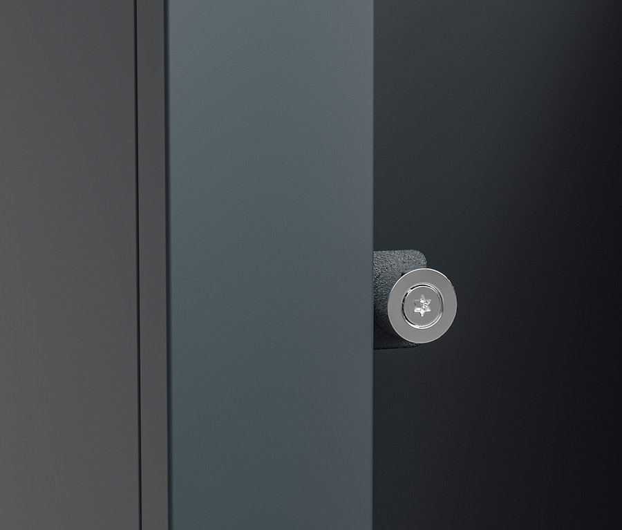 Detailaufnahme einer grauen Mülltonnenbox, 3er oder 4er, mit silberfarbenem Schloss.