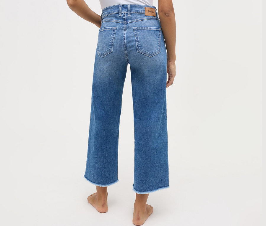 Nahaufnahme der Rückseite einer Frau, die eine hellblaue Angels Jeans »Linn« Culotte Fransen trägt.