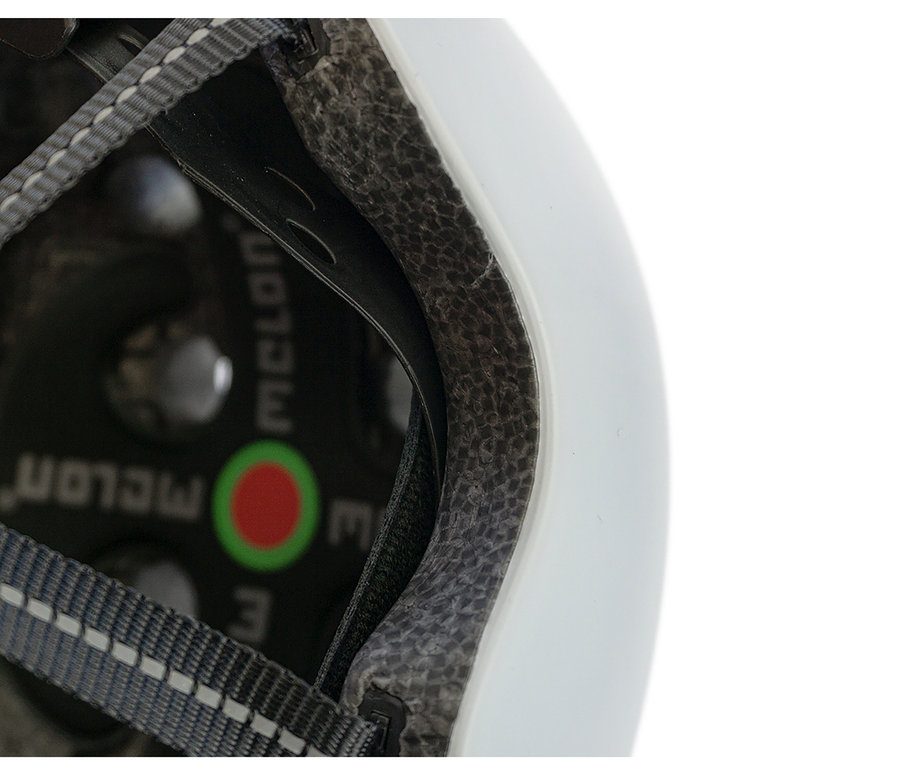 Detailansicht eines weißen Melon Urban Active Fahrradhelms.