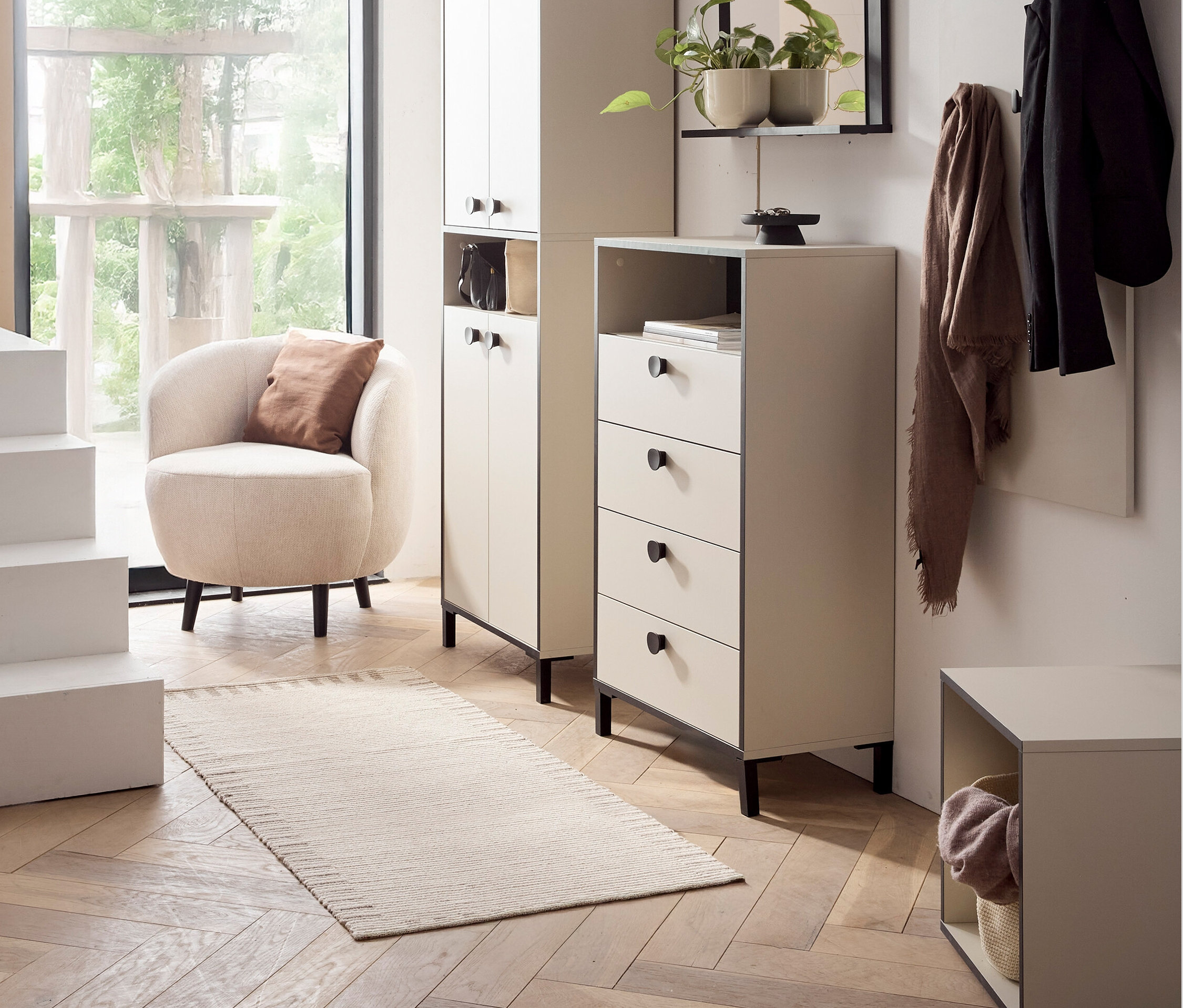 Eingangsbereich mit Schuhschrank, Kommode, Hakenpaneel und Spiegel »Edda«.