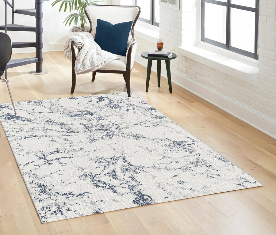 Ein »Skyline« Teppich in Marmoroptik, ca. 160 x 230 cm, liegt auf einem Holzboden.