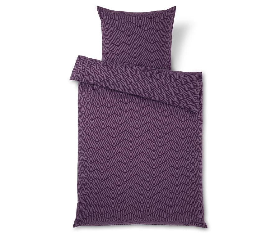 Violette Bettwäsche mit geometrischem Muster und Kissen auf weißem Hintergrund.