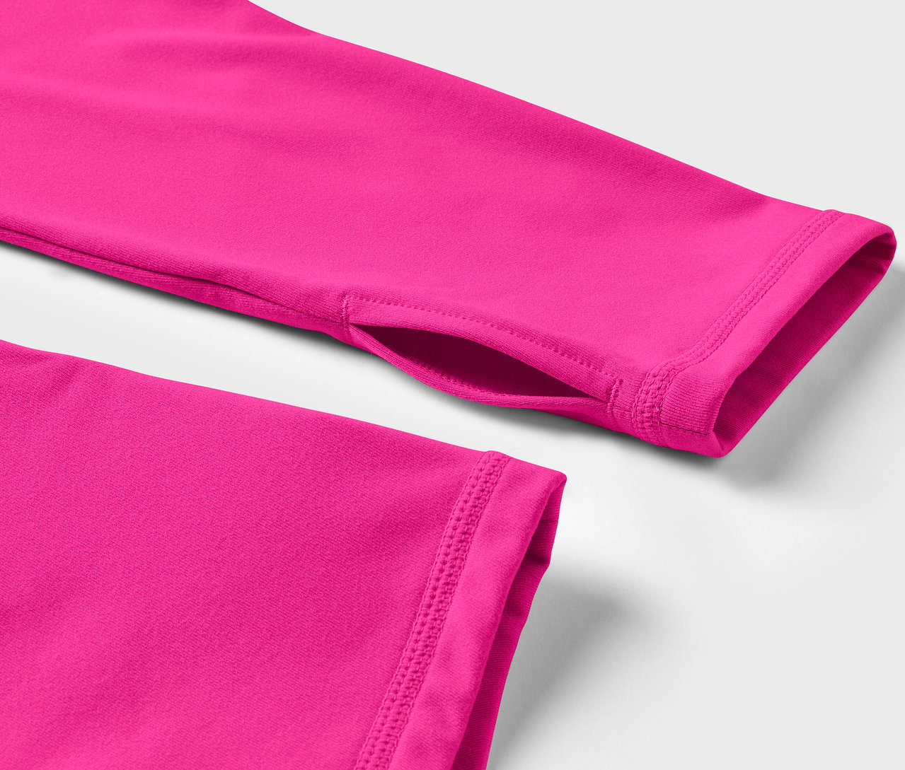 Detailansicht eines pinkfarbenen Langarmshirts mit Daumenloch.
