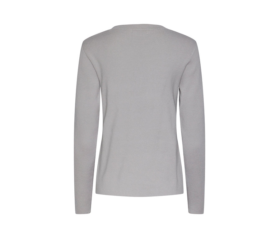 Grauer Strickpullover.