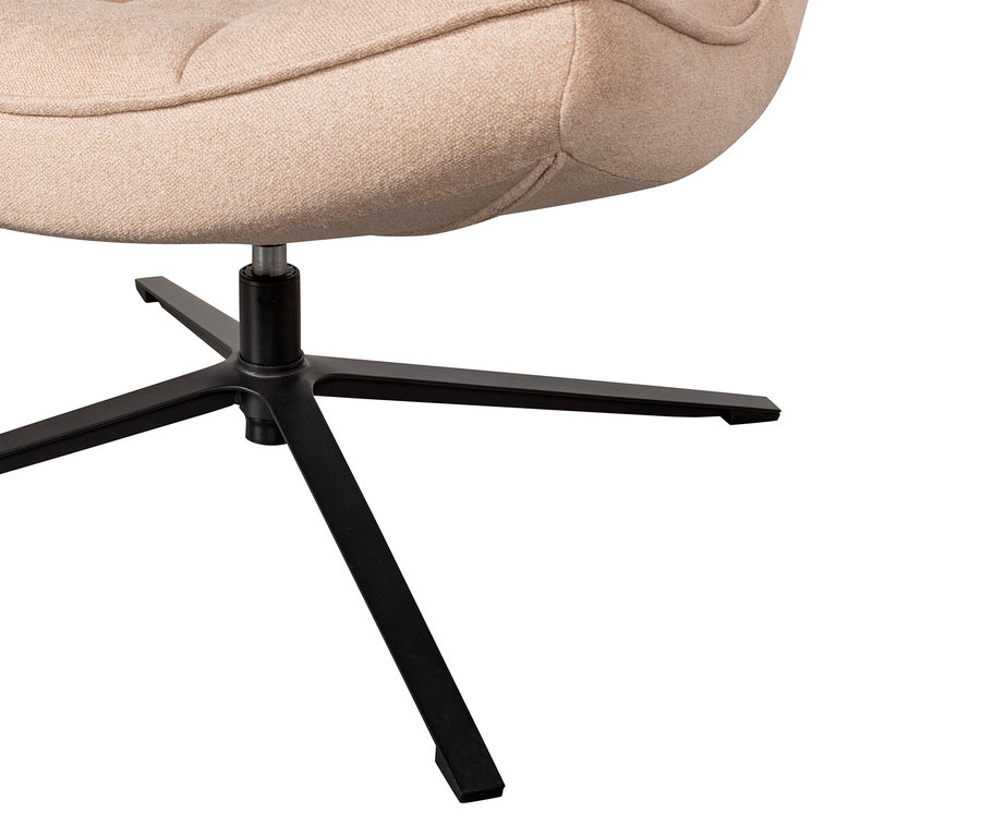 Detailaufnahme eines naturfarbenen Woood Drehsessels "Maudi" mit schwarzem Metallfuß.