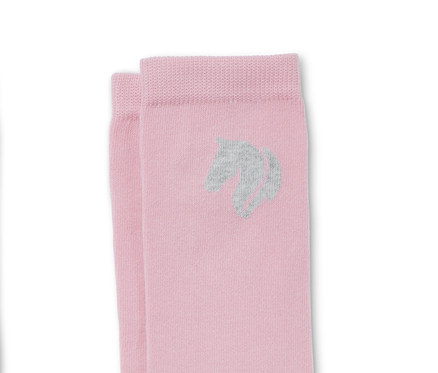 Zwei Paar Reit-Kniestrümpfe: ein Paar ist dunkelblau mit Rautenmuster und Pferde-Logo, das andere Paar ist roséfarben mit Pferde-Logo.