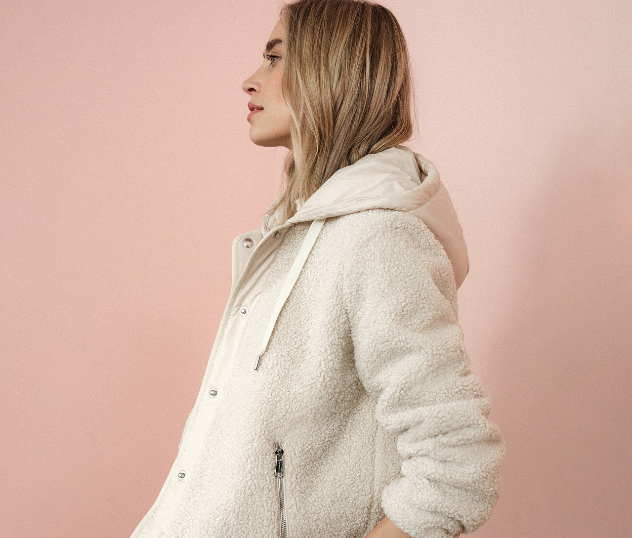 Frau im Profil trägt eine Street One Teddyjacke mit abnehmbarer Kapuze.