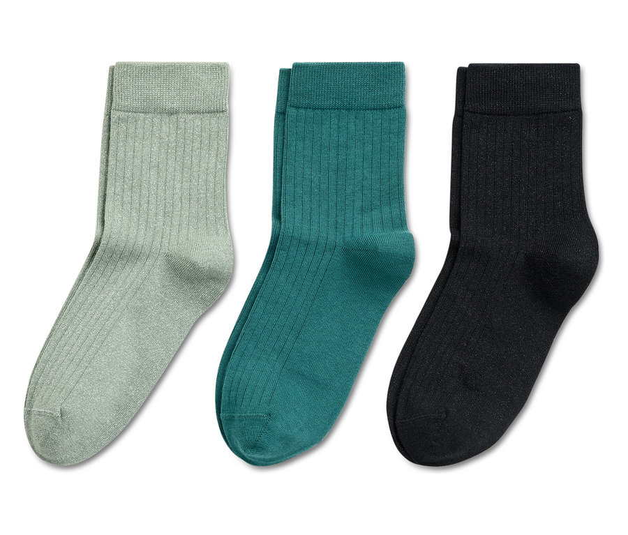Drei Paar Rippsocken: hellgrün, blaugrün und schwarz.