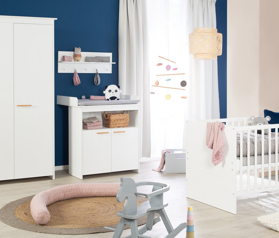 Kinderzimmer mit weißer roba Wickelkommode »Anton«, Kinderbett und Schrank.
