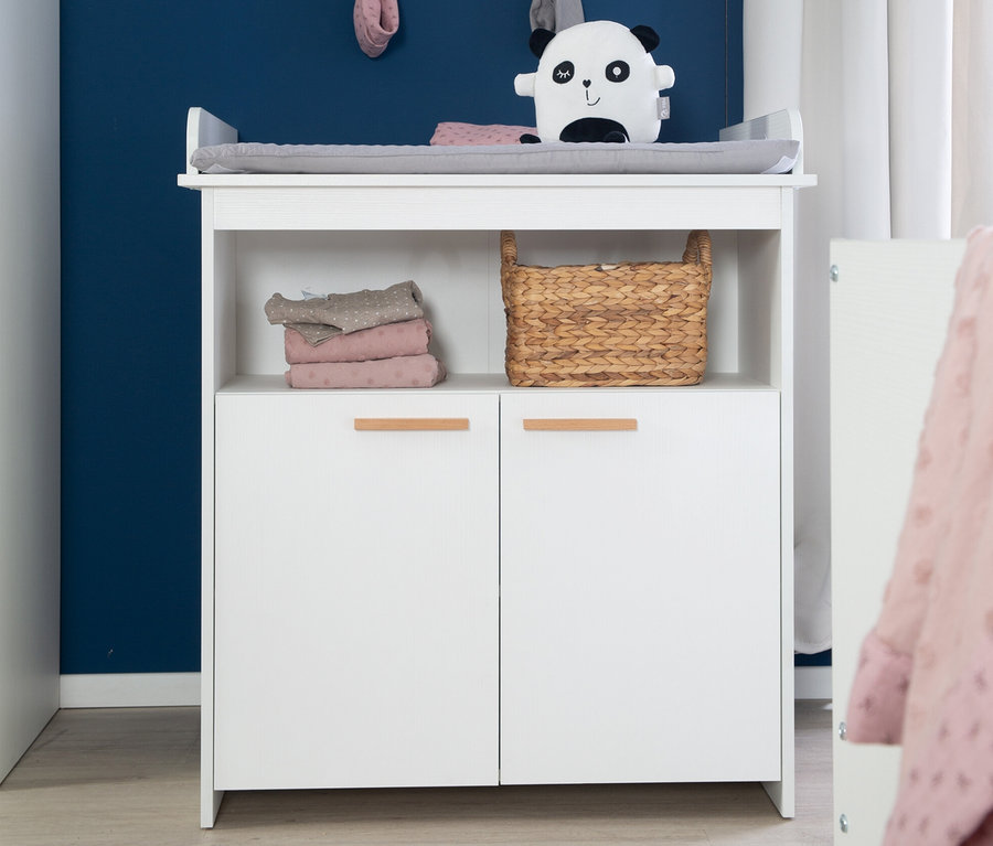 Weiße roba Wickelkommode »Anton« mit Stoffwindelkorb und Plüschpanda.