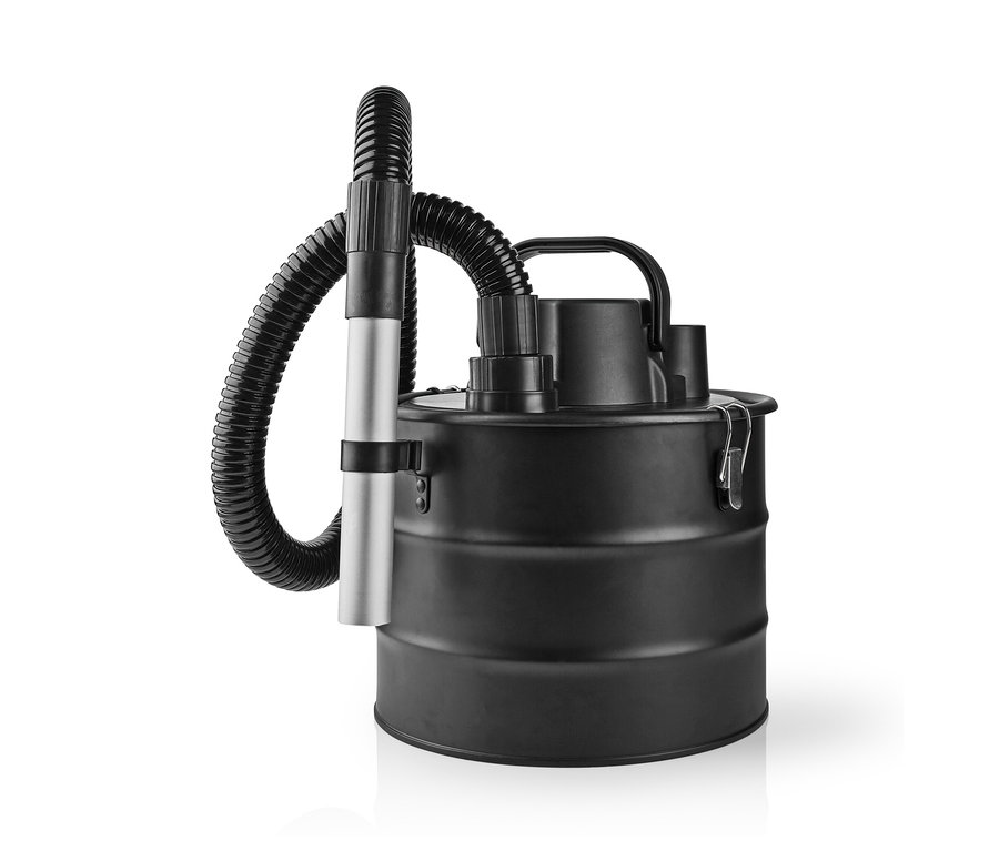 Ein schwarzer Aschesauger mit Schlauch und Aluminiumrohr auf weißem Hintergrund.