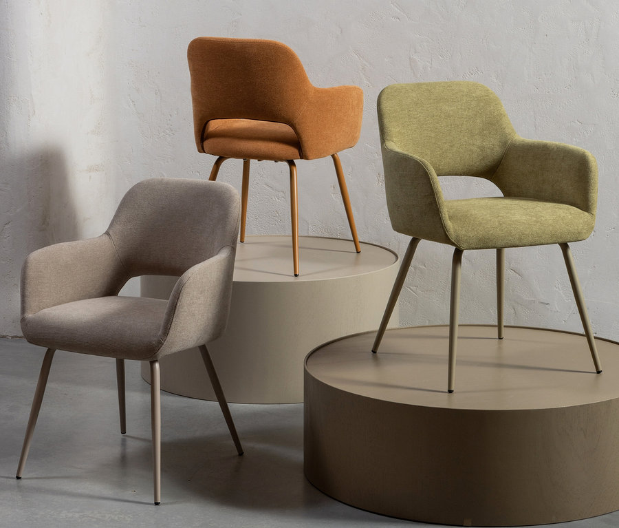 Drei Woood »Jenny« Stühle in Lachs, Salbei und Beige auf Podesten.