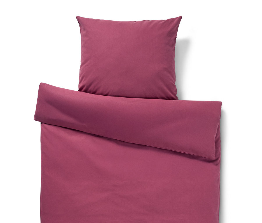 Pflaumenfarbene Halbleinen-Bettwäsche, inklusive einem Kissenbezug.