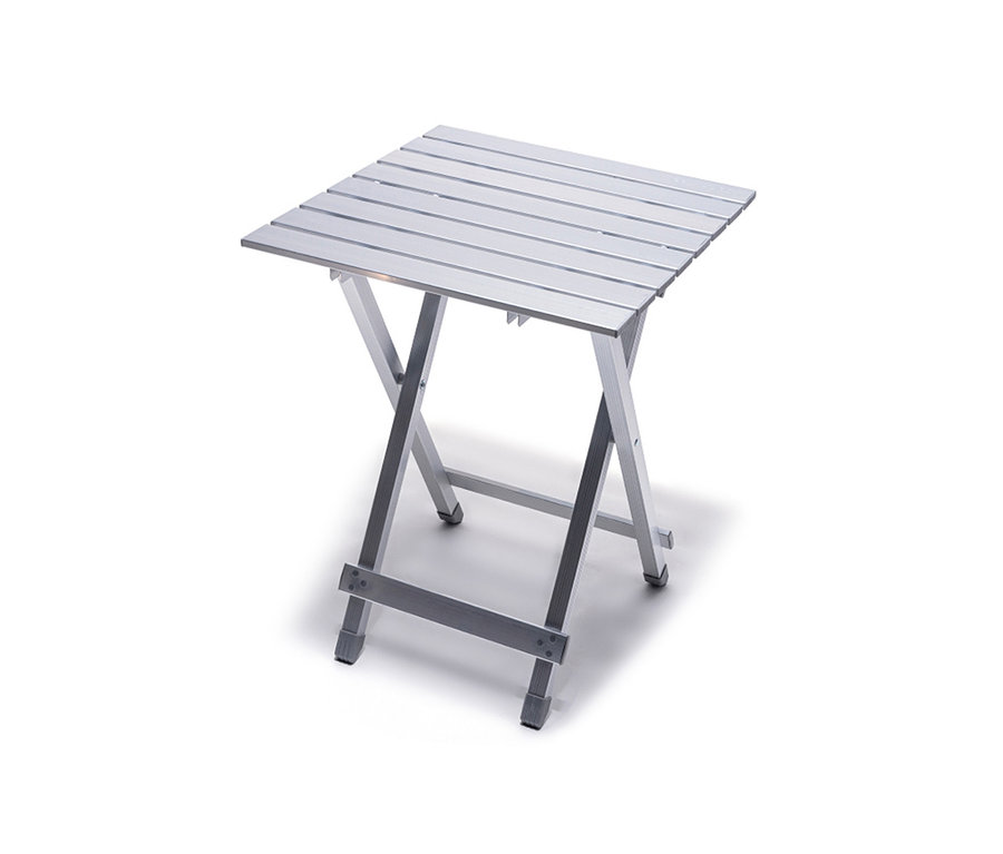 Ein silberner Camping-Alu-Tisch mit zusammenklappbaren Beinen steht auf einem weißen Untergrund.