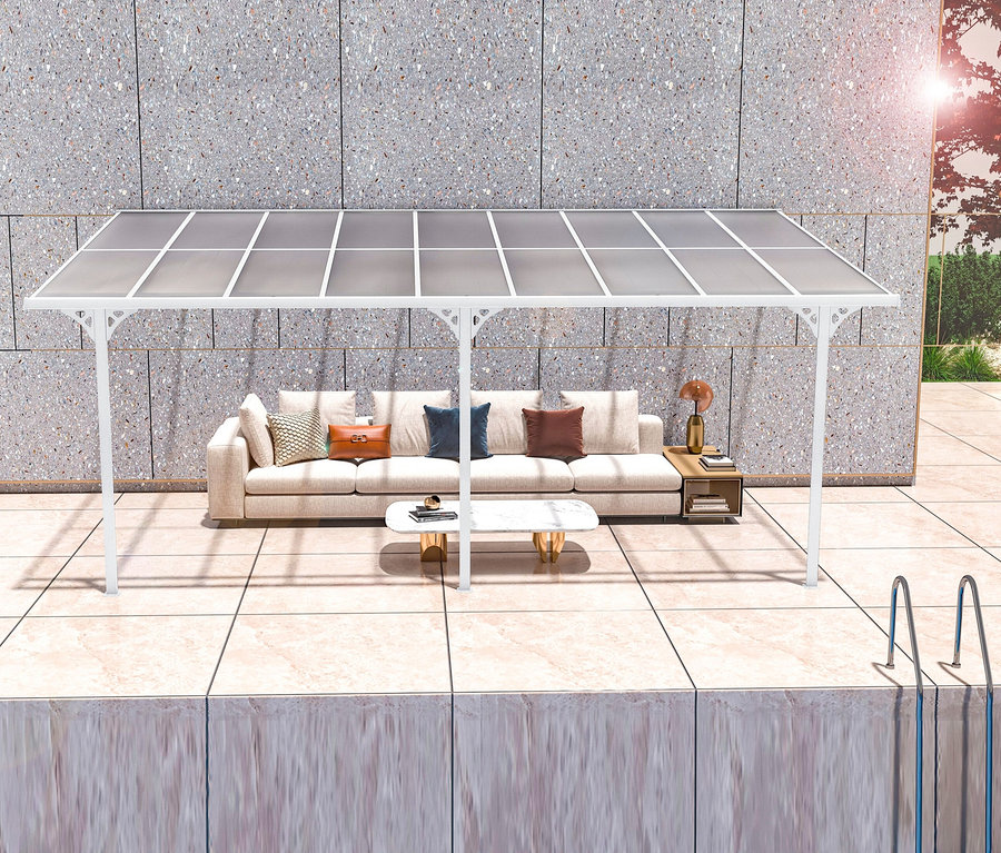 Eine weiße Terrassenüberdachung mit einer Breite von ca. 556 cm steht auf einer Terrasse. Darunter befinden sich ein Sofa, ein Tisch und eine Lampe.