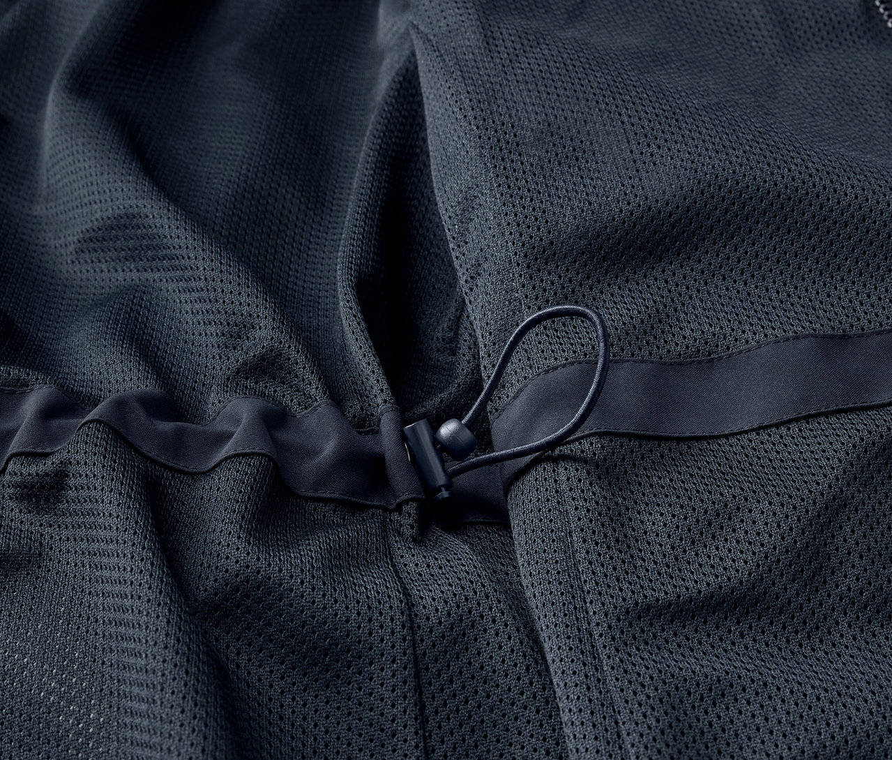 Detailansicht eines marineblauen 3-in-1-Outdoormantels.