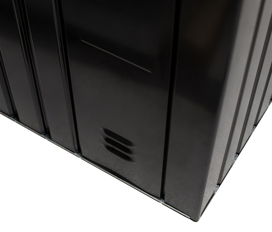 Detail einer Ecke einer schwarzen Fahrradbox.